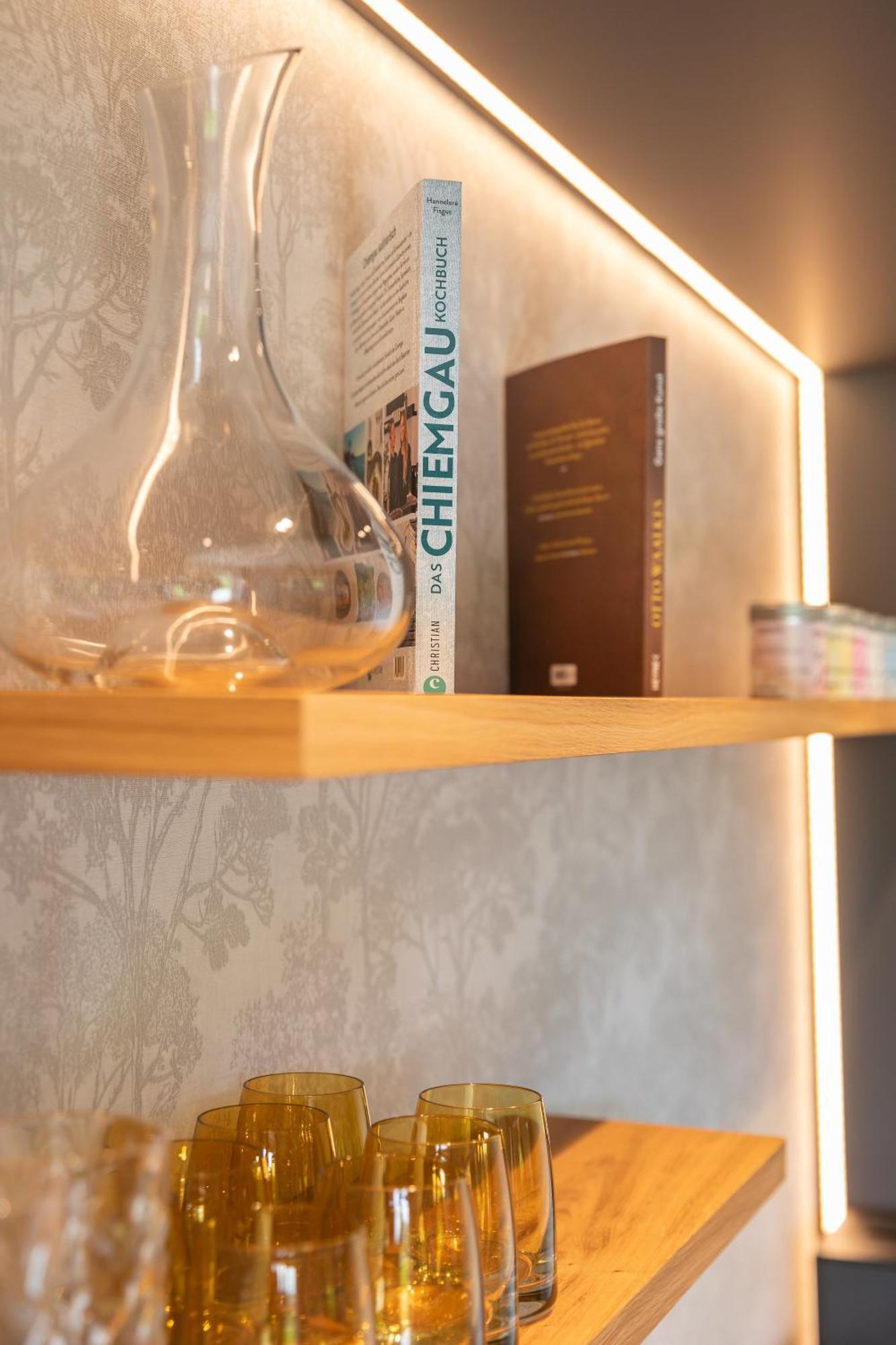 Graf Chiemo Suites - Direkt Am Chiemsee Mit Separatem Seezugang Chieming Ngoại thất bức ảnh
